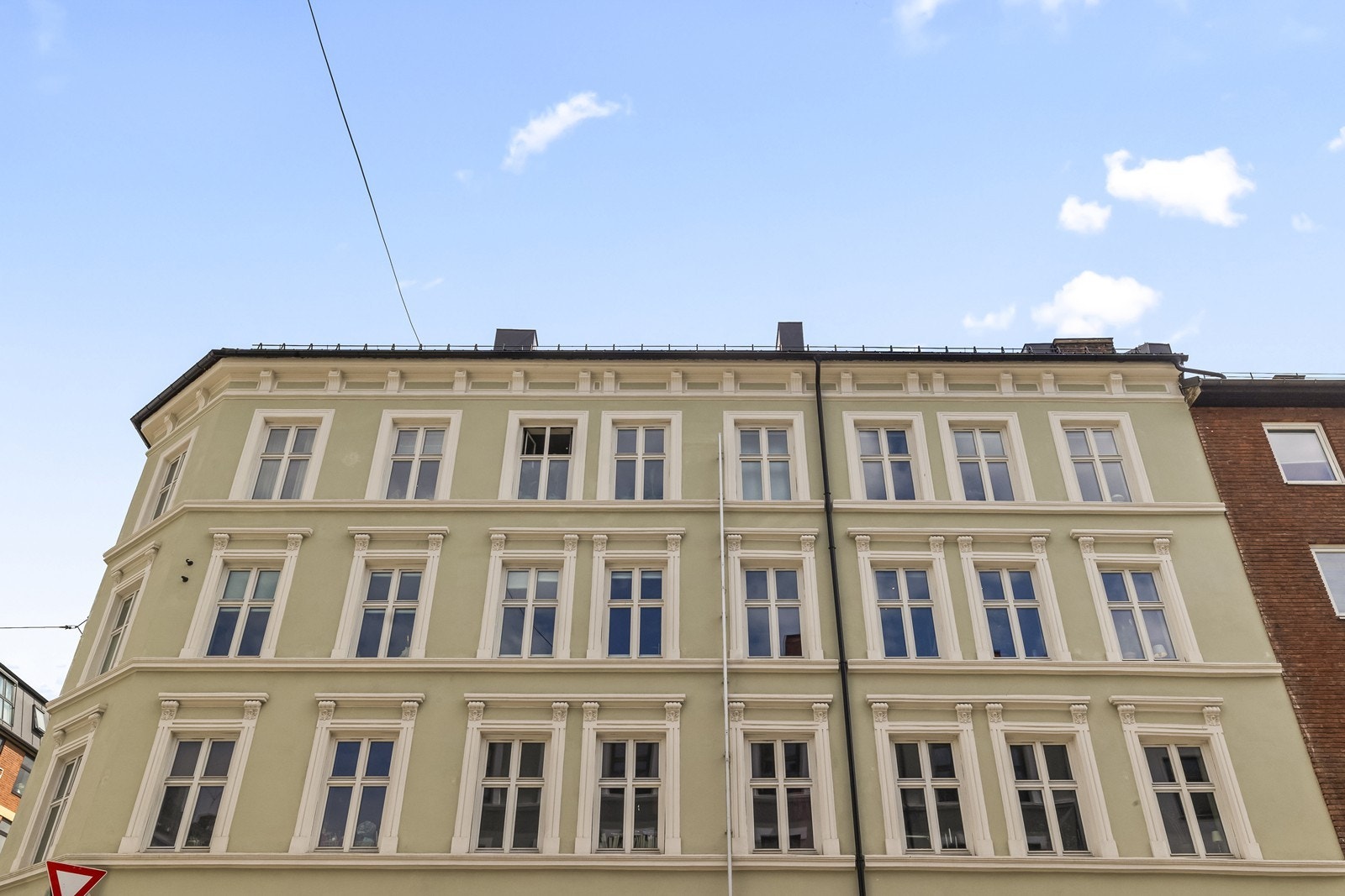 Klassisk bygård fra 1898 med pusset og malt fasade. Galleribilde