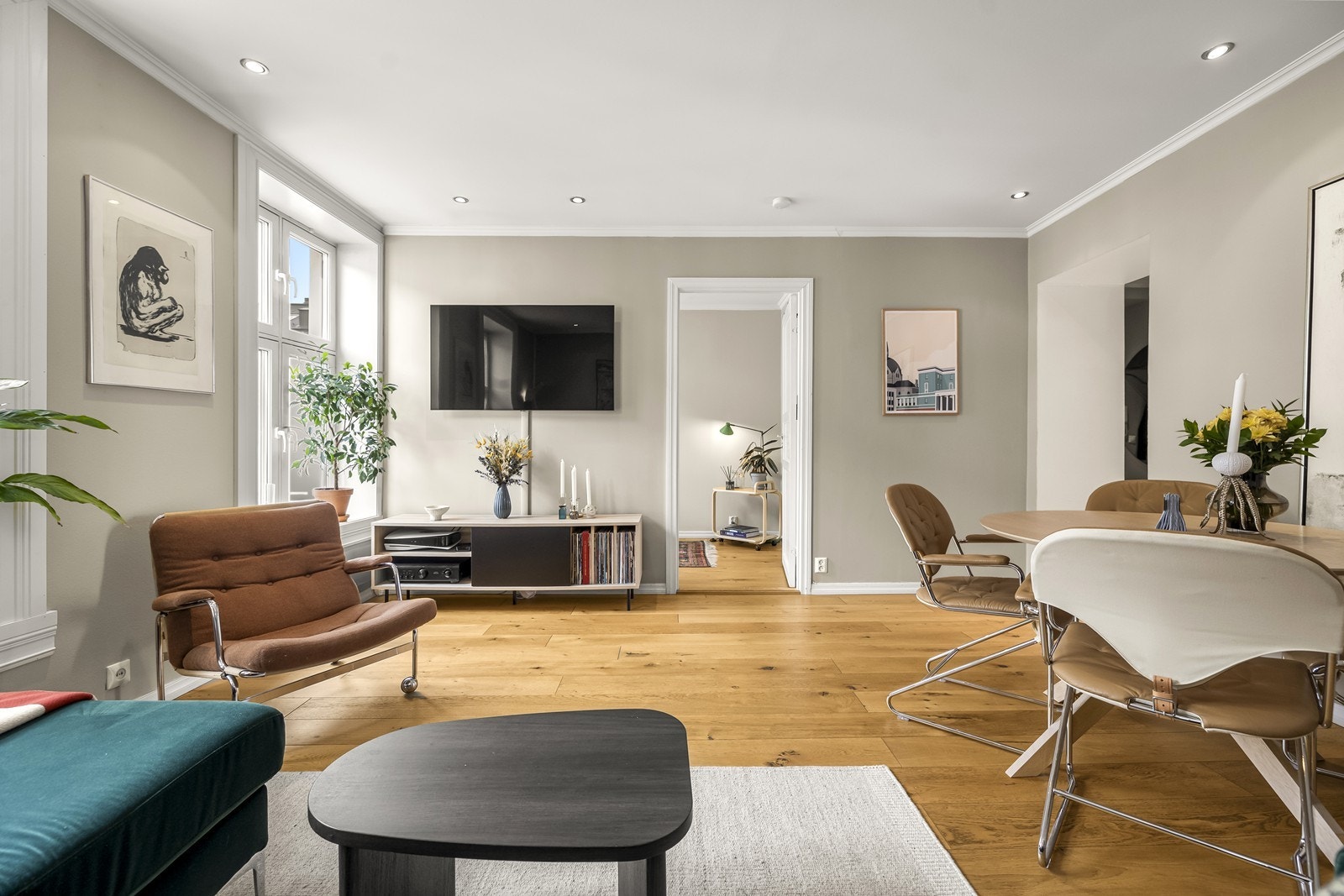 Stuen har 1-stavs eikeparkett og plass til både sofagruppe og spisebord. Galleribilde