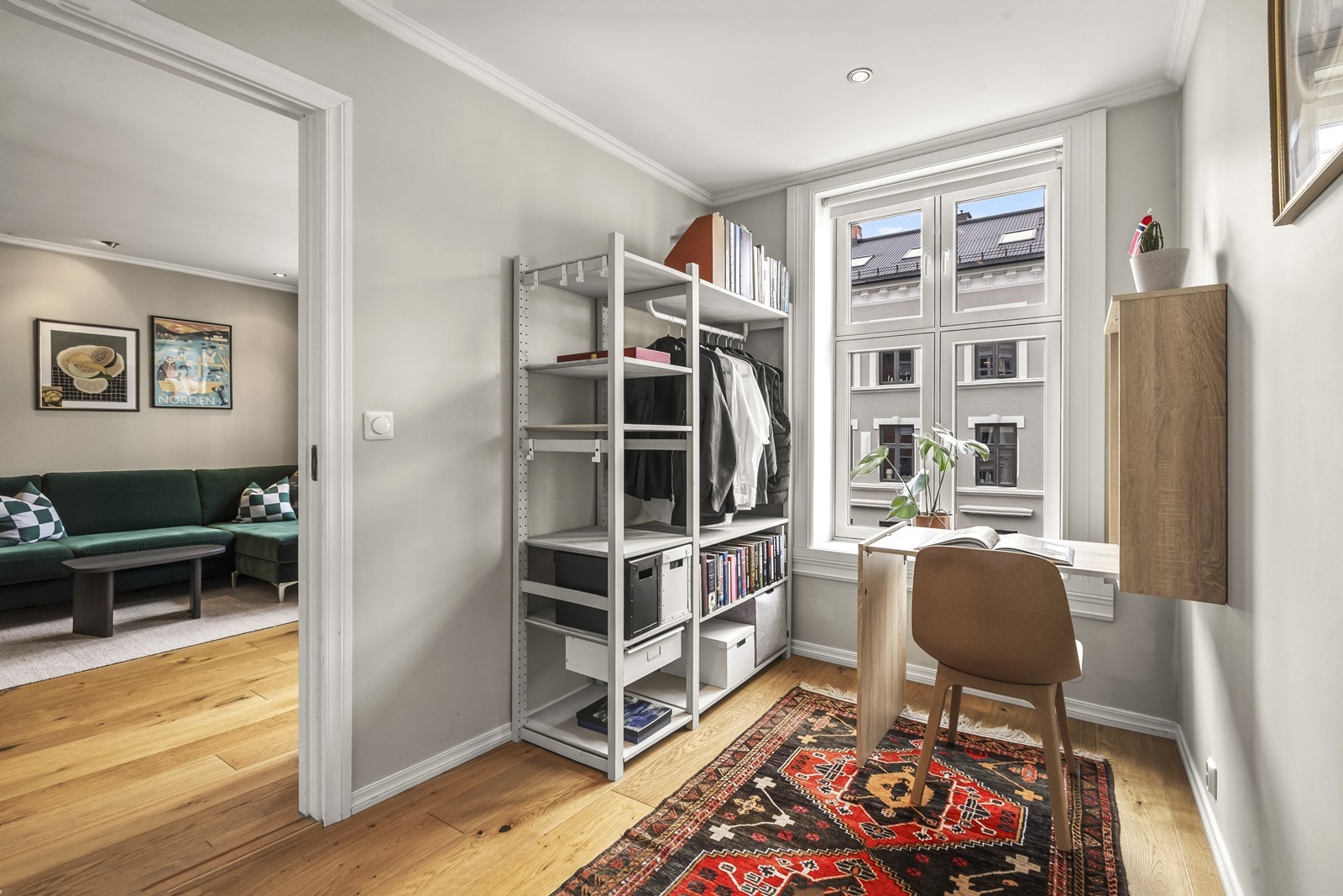 Det andre soverommet egner seg godt som barnerom, gjesterom eller kontor. Rommet har tilknytning til stuen og er lyst og arealeffektivt. Galleribilde