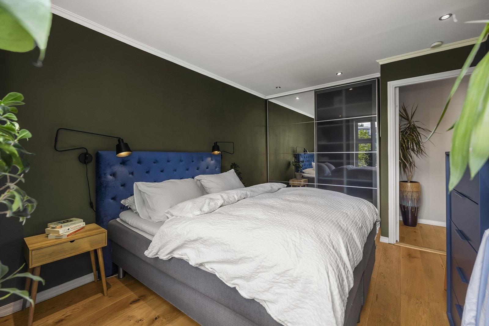 Rommet har en stor skyvedørsgarderobe med speilfronter og god innredning. Galleribilde