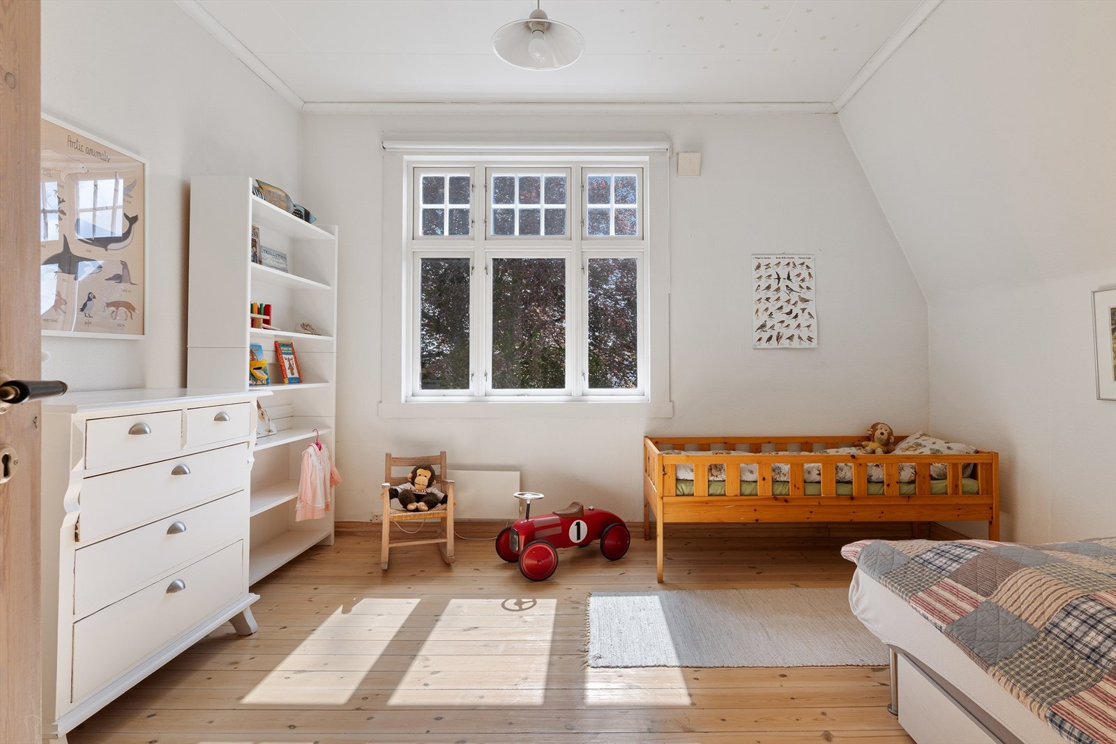 Soverom 2 egner seg godt som barnerom, med plass til både seng og lekeareal. Galleribilde