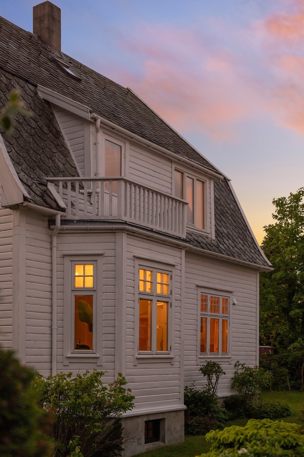 Boligen fremstår like sjarmerende på kveldstid. Galleribilde