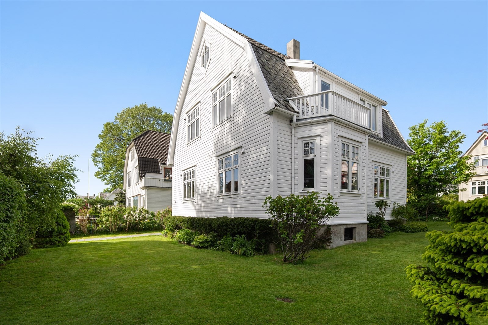 Eiendommen ligger i et rolig strøk med en skjermet og frodig hage. Galleribilde