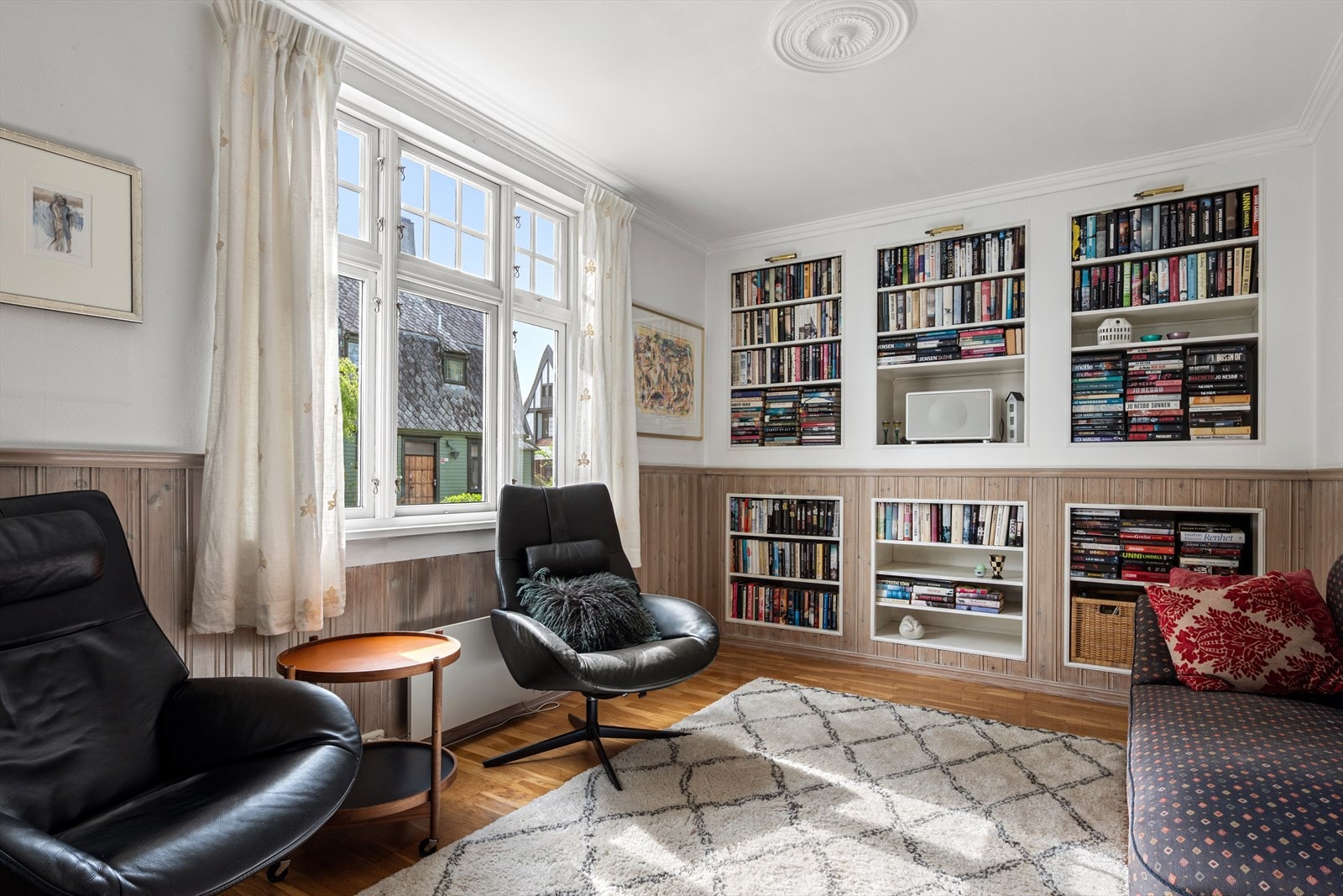 Det tilstøtende biblioteket er innredet med plassbygde bokhyller. Galleribilde