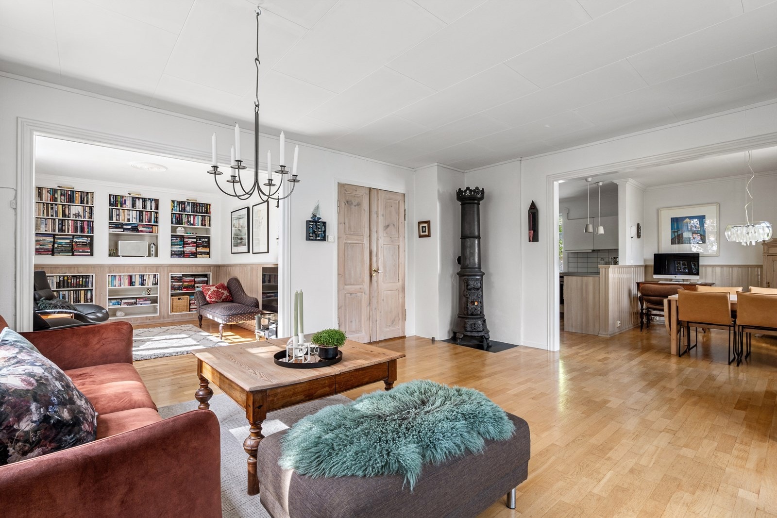 Boligen har en tradisjonell rominndeling med flere stuer på rad. Galleribilde