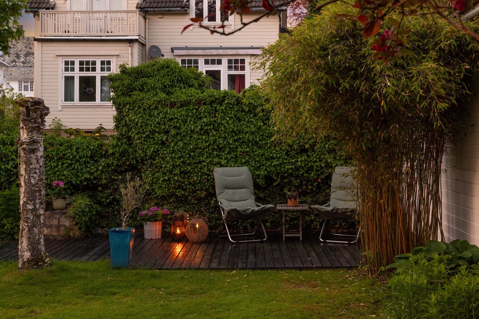 Den lune terrassen i hagen er et perfekt sted for å nyte kveldene. Galleribilde