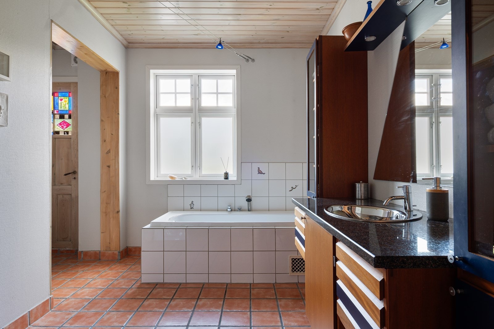 Badet ble oppgradert i 1995 og har flislagt gulv med varmekabler, med utgang til balkong. Galleribilde