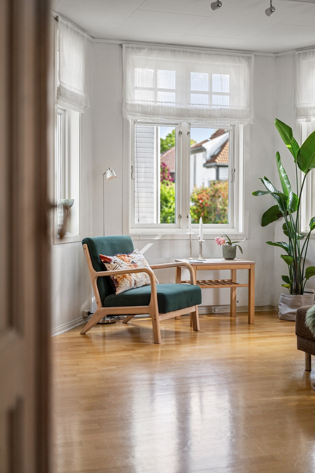 Store vindusflater med isolerglass slipper inn rikelig med dagslys. Galleribilde