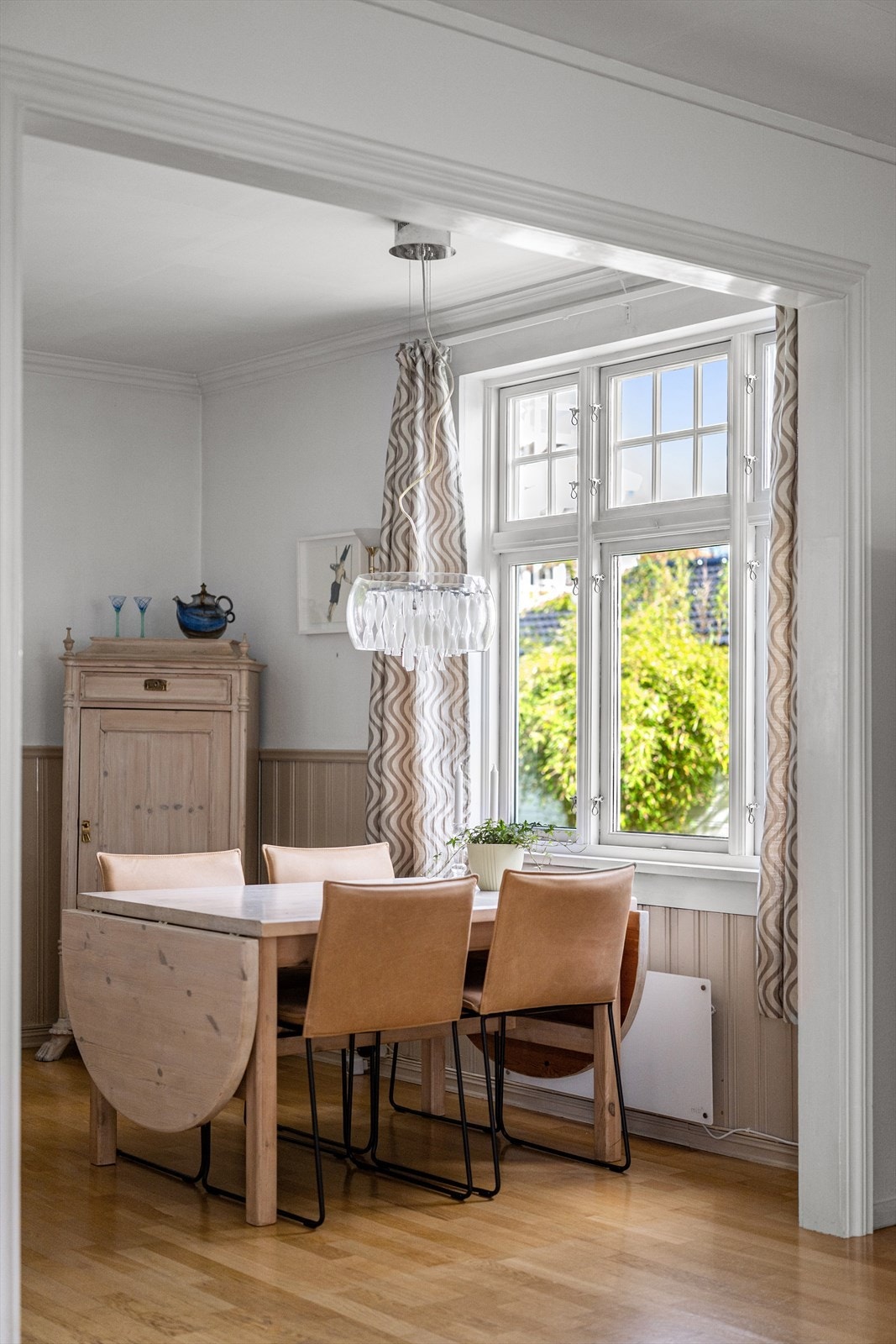 Fra spisestuen er det utsikt mot hagen. Galleribilde