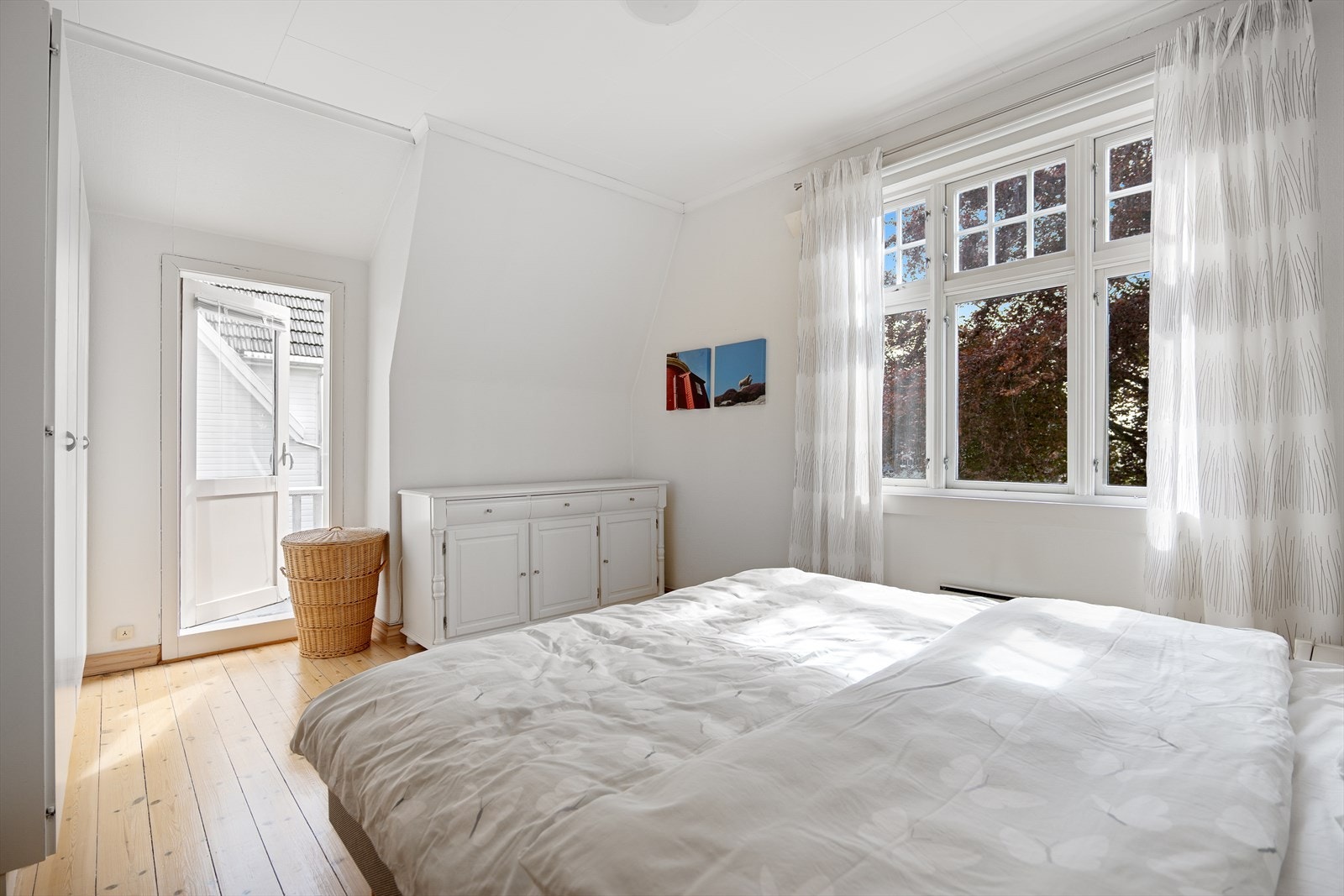 Fra dagens hovedsoverom er det direkte utgang til en av etasjens to balkonger. Galleribilde