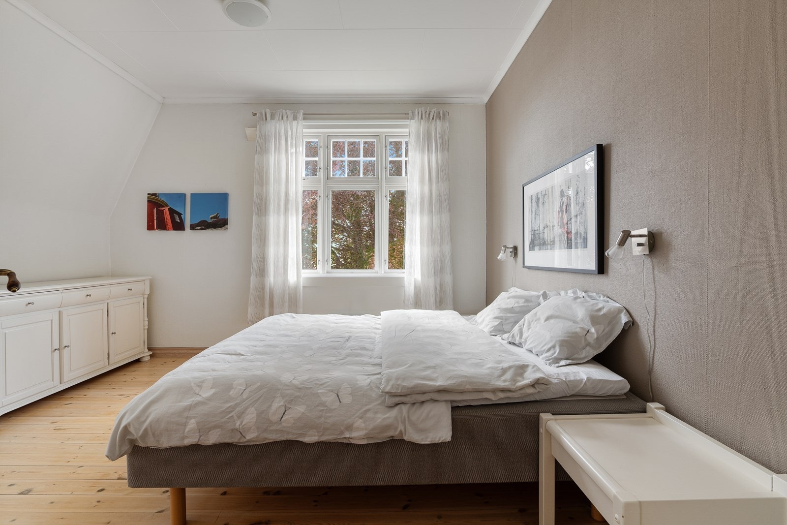 Soverommet har tapetserte vegger og originalt furugulv. Galleribilde