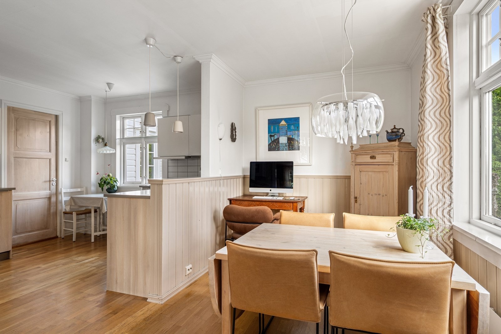 Spisestuen ligger i åpen forbindelse med kjøkkenet og har plass til et stort spisebord. Galleribilde