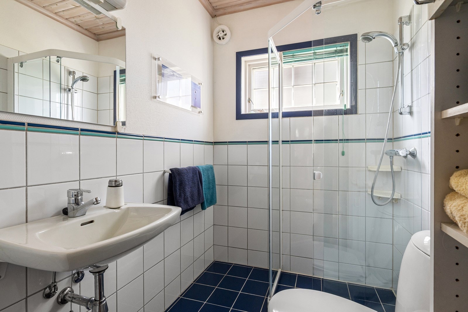 Badet i første etasje har flislagt gulv med elektriske varmekabler. Galleribilde