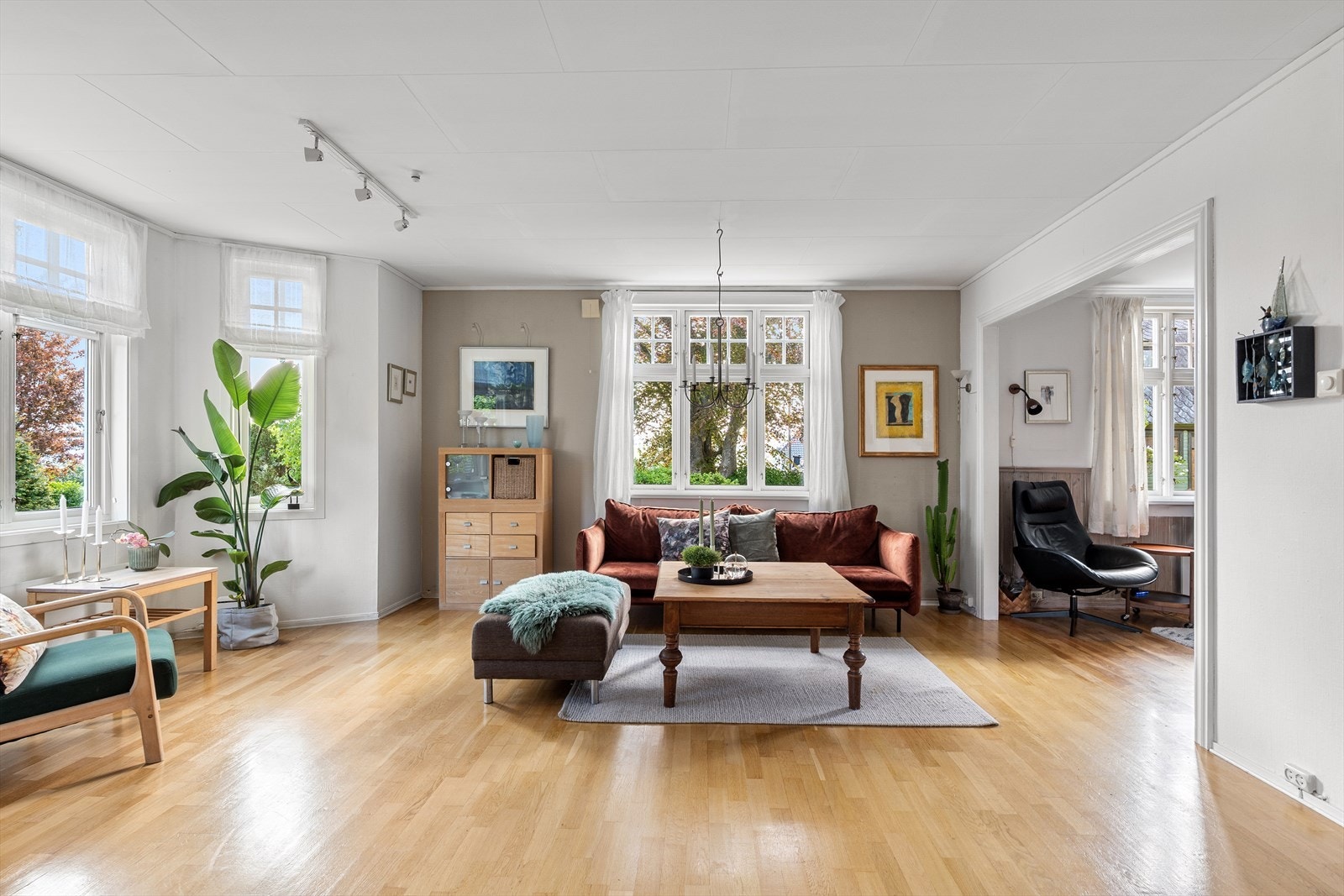 Stuen har god plass til sofagruppe og flere møbleringssoner. Galleribilde