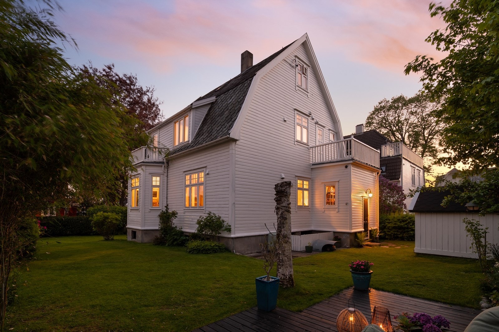 Hagen byr på flere hyggelige uteplasser, og til høyre i bildet kan du skimte lekehytten/redskapsbod. Galleribilde