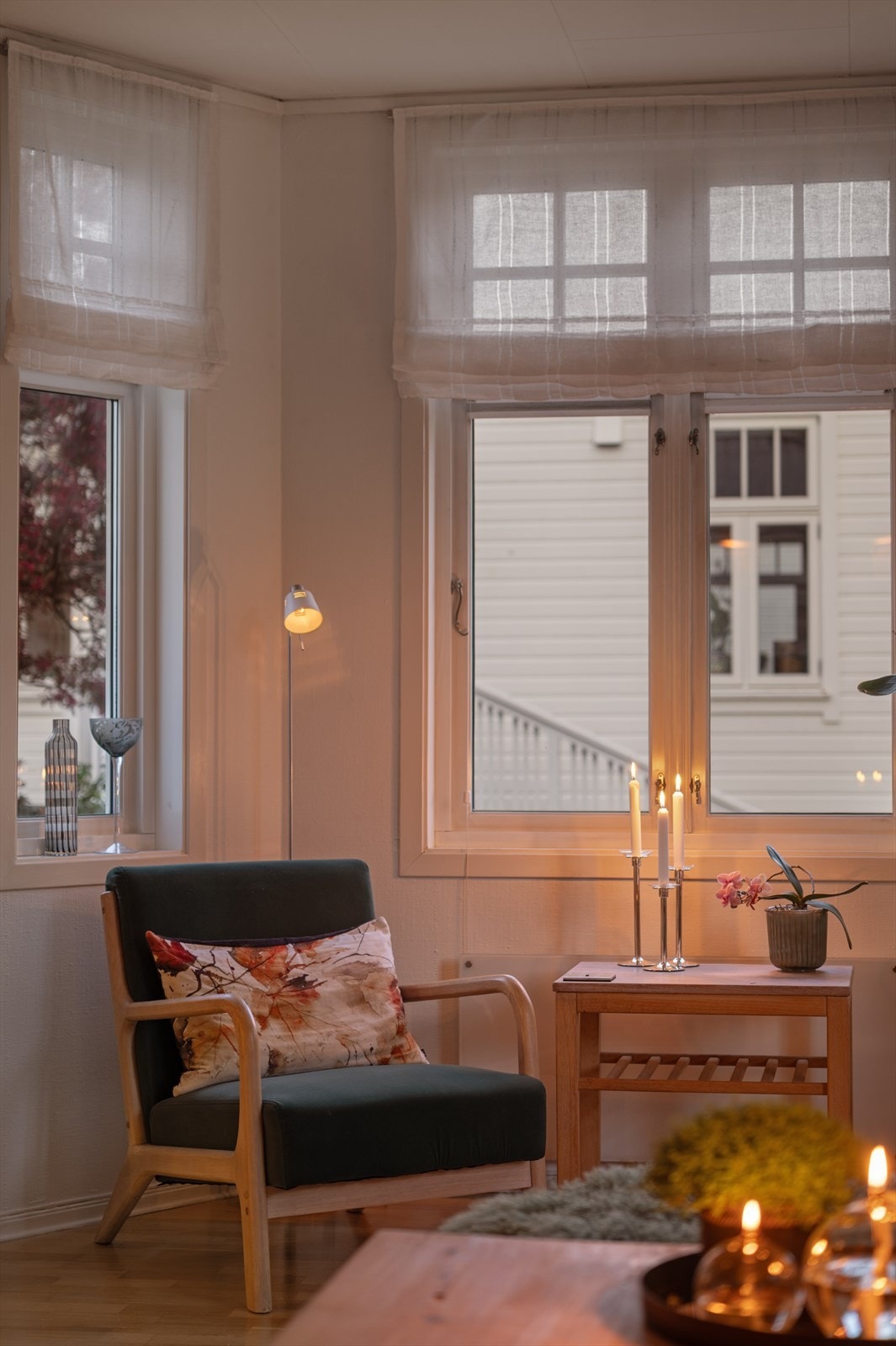 En lun og hyggelig atmosfære i stuen. Galleribilde