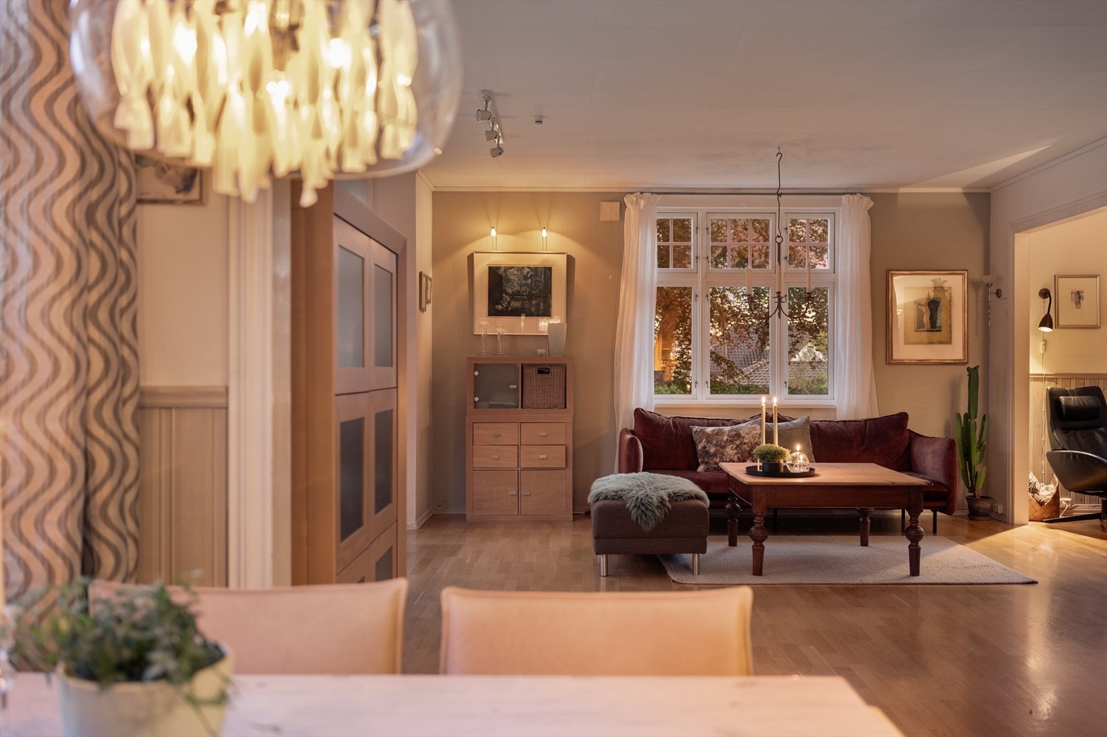 Utsyn fra spisestuen mot stuen. Galleribilde