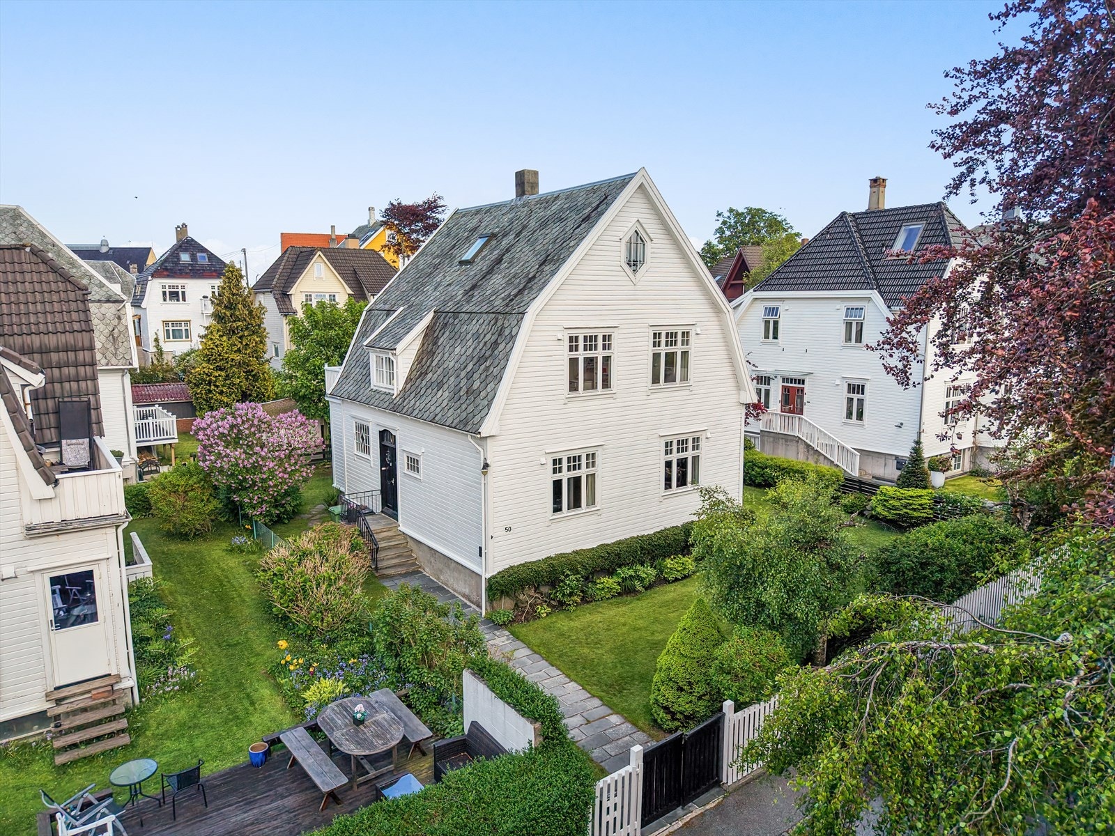 Velkommen til denne ærverdige eneboligen i Jelsagata. Galleribilde