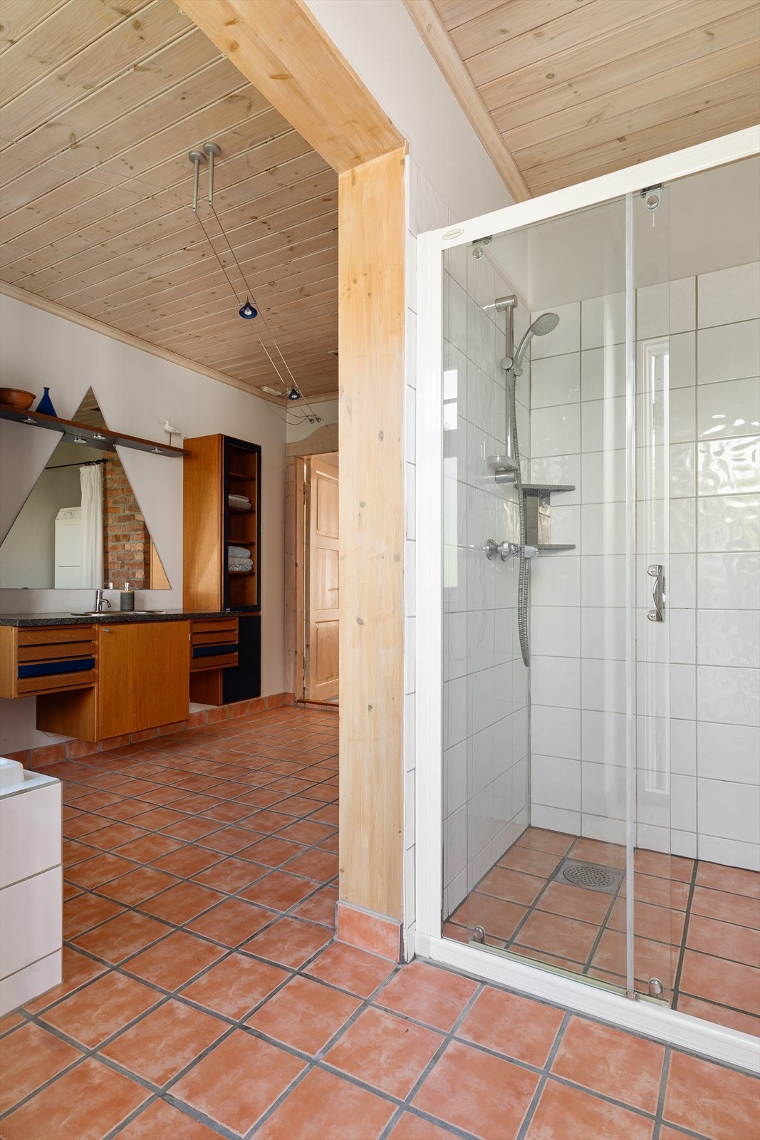 Badet har innredning med nedfelt servant og god oppbevaringsplass. Galleribilde