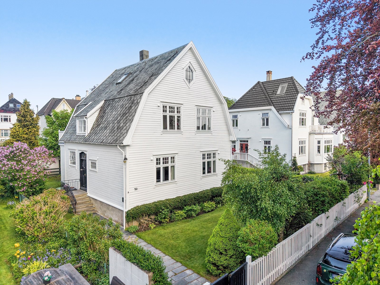 Eiendommen har en flott beliggenhet med en pent opparbeidet hage. Ekte idyll! Galleribilde