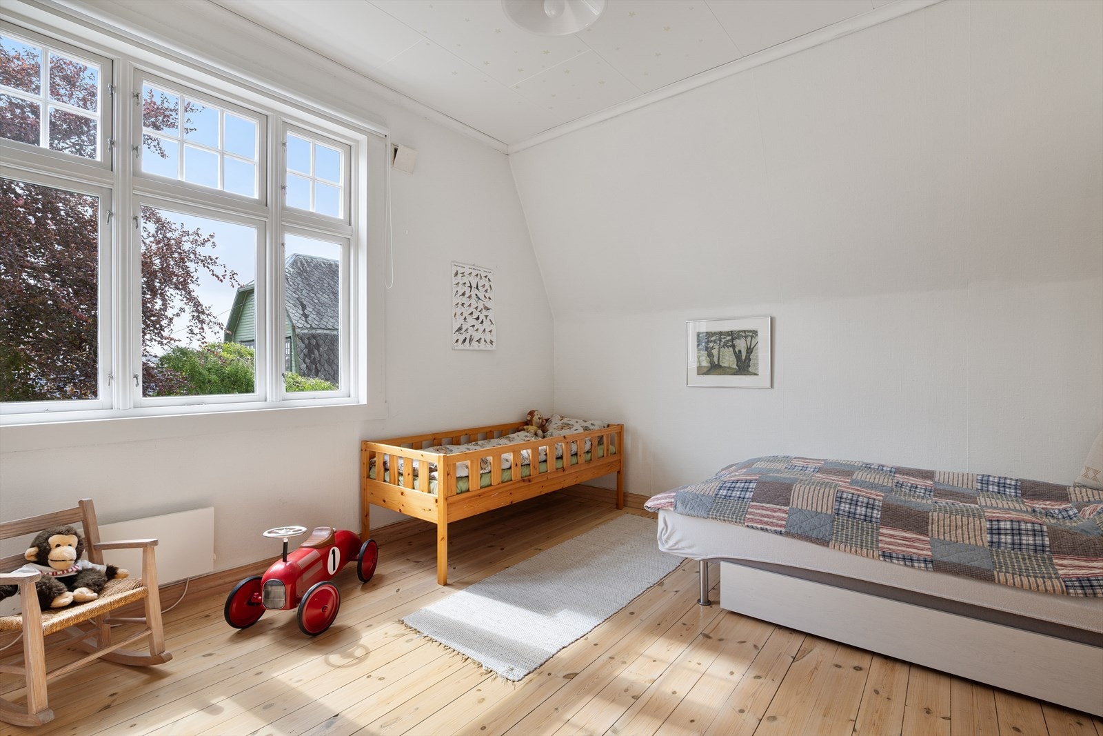 Romslig med store vinduer som gir godt med lys. Galleribilde