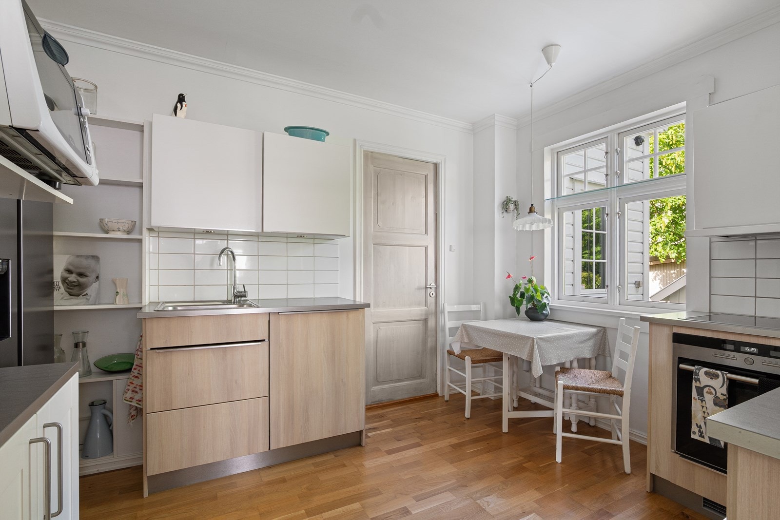 Kjøkkenet er utstyrt med platetopp, stekeovn, oppvaskmaskin og kjøl/fryseskap. Galleribilde