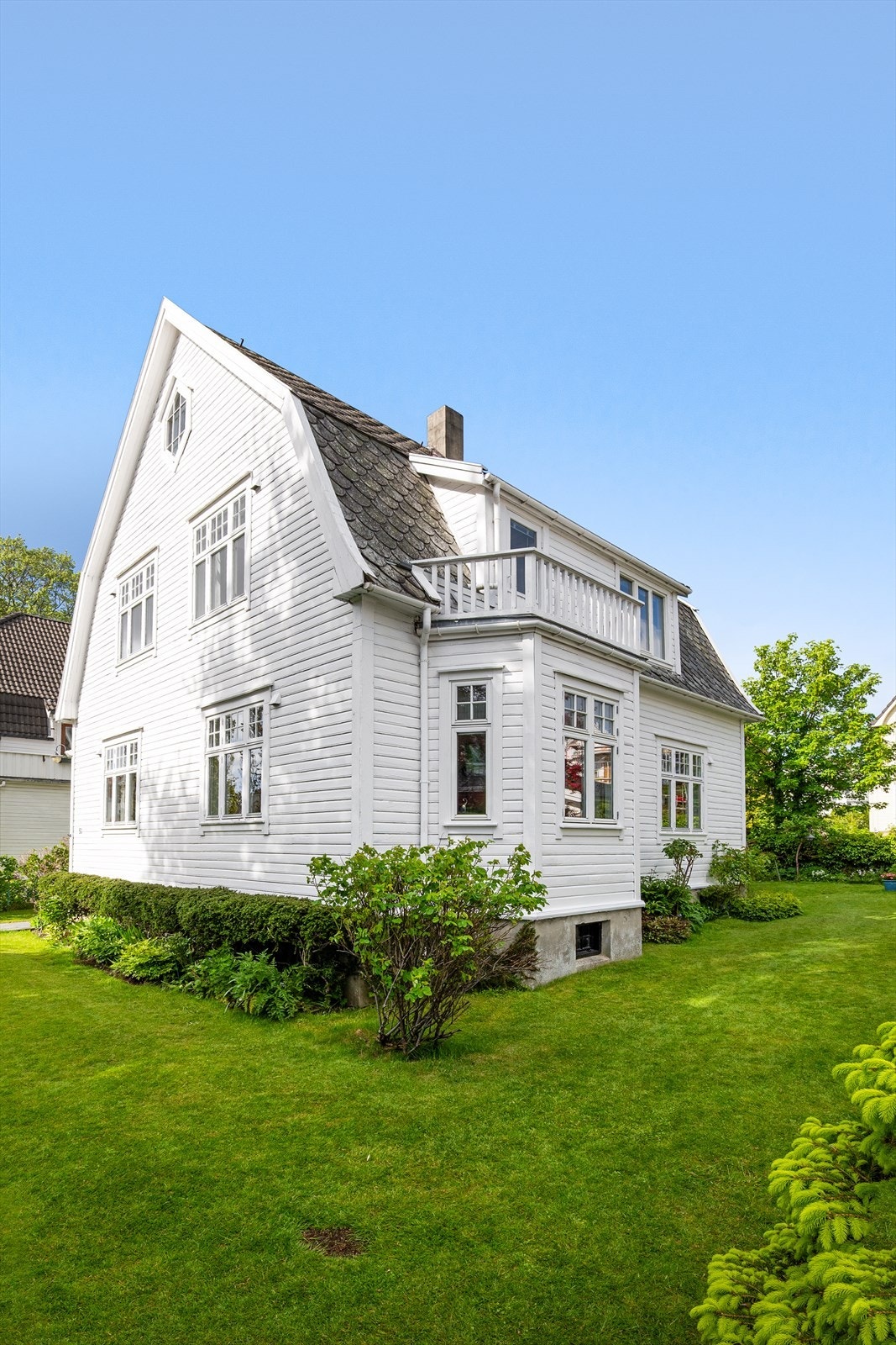 Fasaden har liggende bordkledning og taket er tekket med skifer. Galleribilde