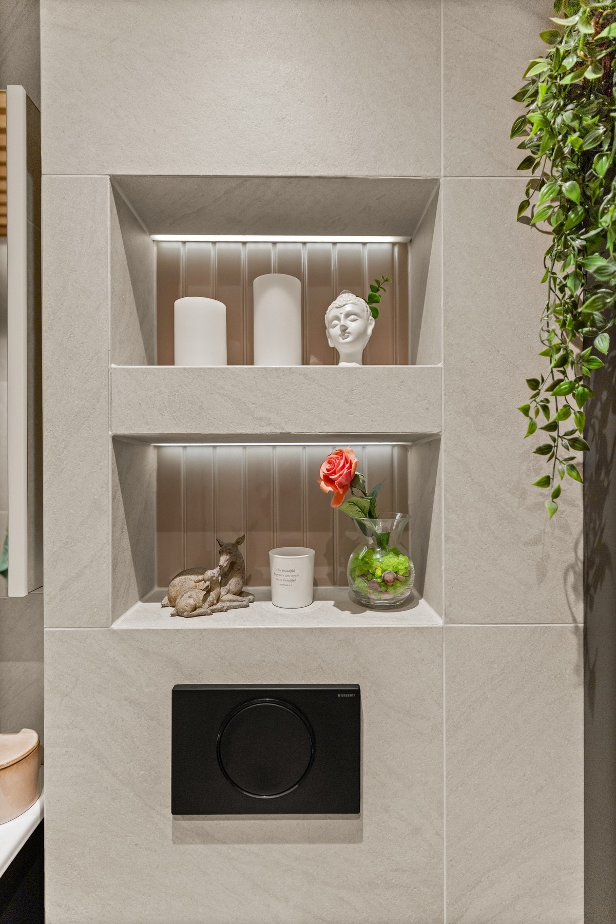 Badet har lekre detaljer som plassbygde nisjer Galleribilde
