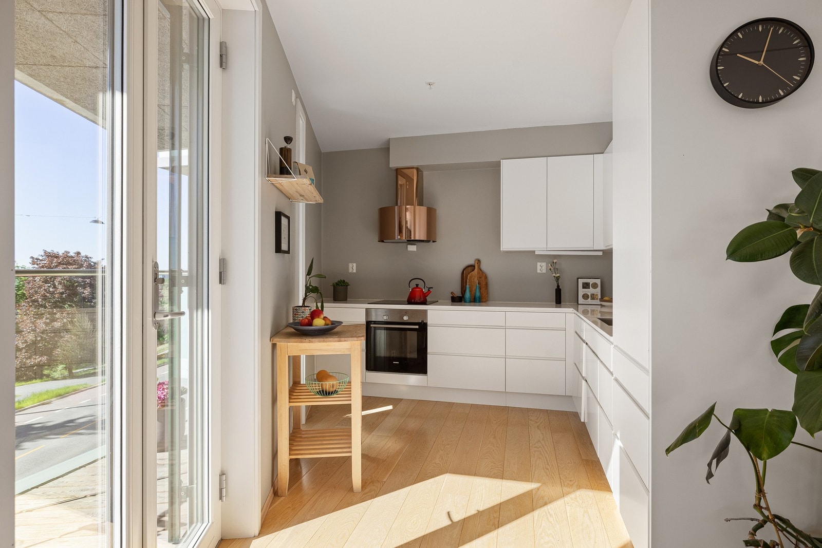 Kjøkkenet ligger i en fin delvis åpen løsning med stuen, naturlig tilbaketrukket, men likevel åpent og sosialt. Galleribilde