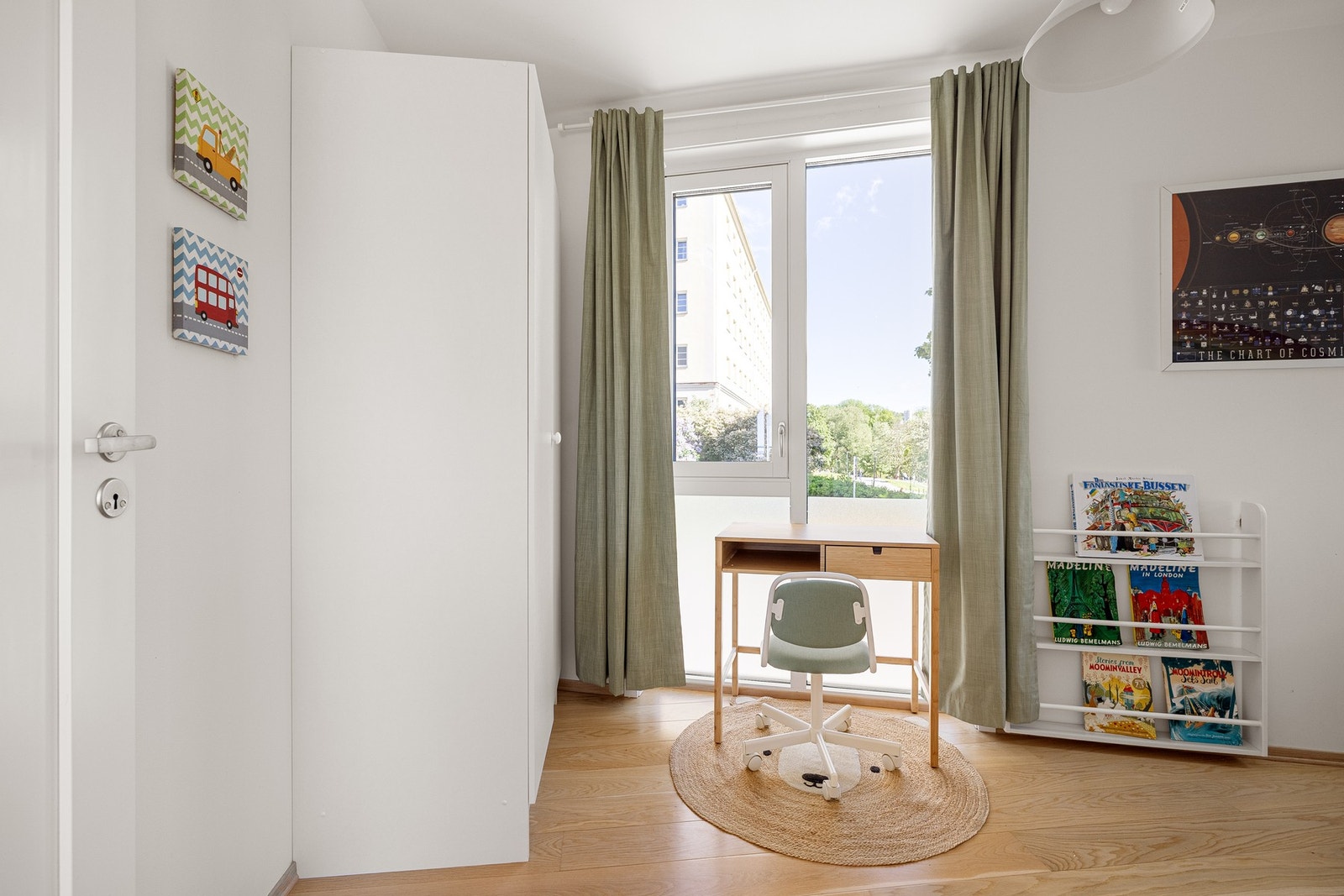 Samme gode standard som resten av leiligheten med enstavs parkett på gulv, vannbåren gulvvarme og glatte overflater malt i nydelige farger. Galleribilde