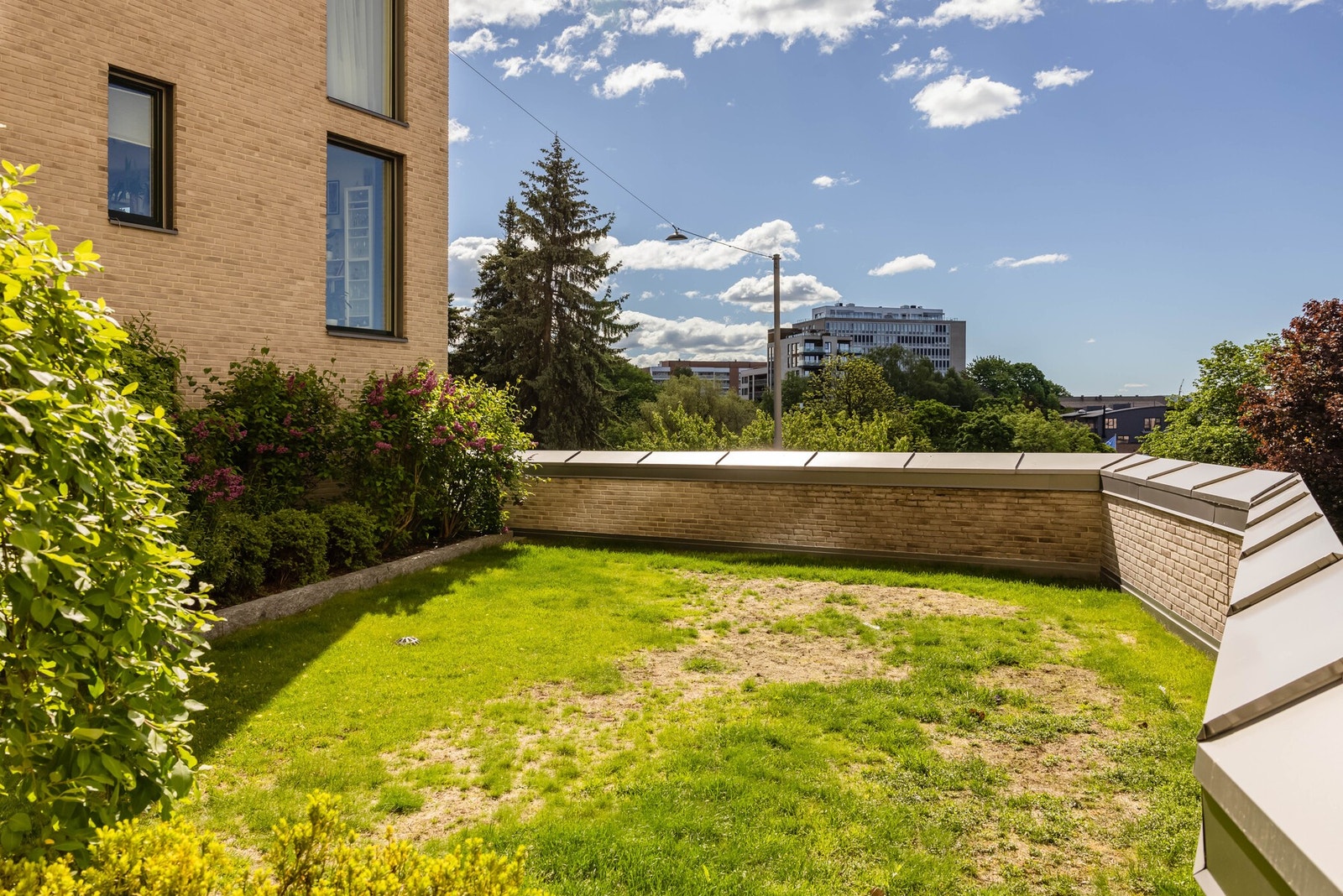 Felles eiertomt for sameiet på ca. 751m². Tomt er opparbeidet med blant annet asfalterte veier, plenarealer og andre forskjellige beplantninger. Galleribilde