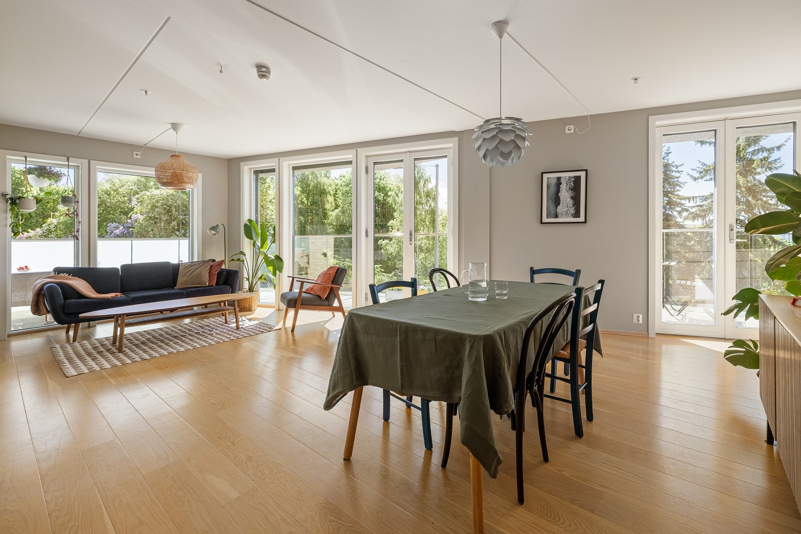 En lys og flott 4-roms selveierleilighet i et nyere og moderne bygg fra 2017. Galleribilde