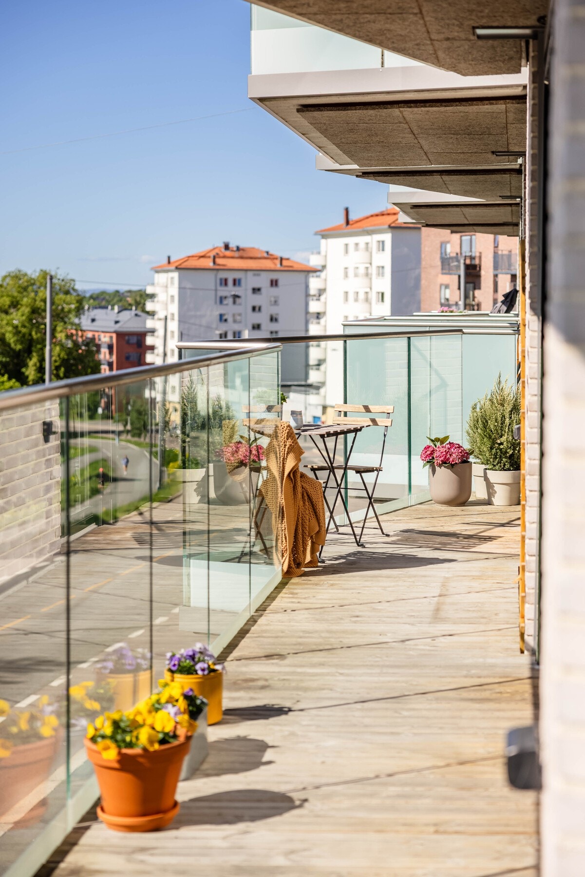 Fra stuen har du utgang til en stor, flott og solrik hjørnebalkong på ca. 20m². Galleribilde
