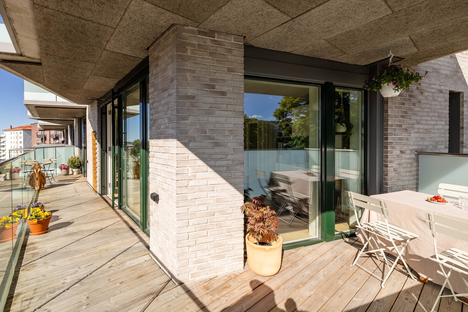 Balkongen strekker seg rundt hjørnet, og den gode størrelsen gjør at du enkelt kan innrede med ulike soner og flere sittegrupper. Galleribilde