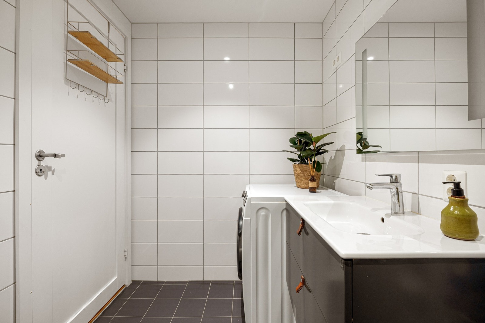 I hjørnet er det plass og opplegg for vaskemaskin, samt tørketrommel over om ønskelig. Som beboer har du tilgang til fellesvaskeri i 1. etasje. Galleribilde