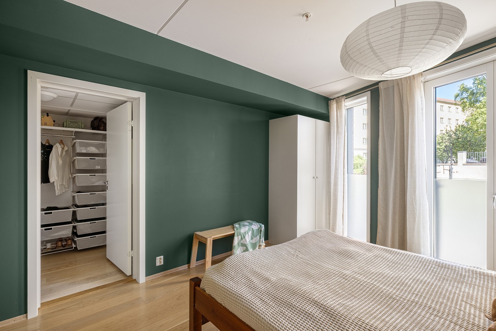 På soverommet har du god plass til en stor dobbeltseng med tilhørende nattbord, samt en kontorpult eller kommoder. God oppbevaringsplass i to garderobeskap. Galleribilde
