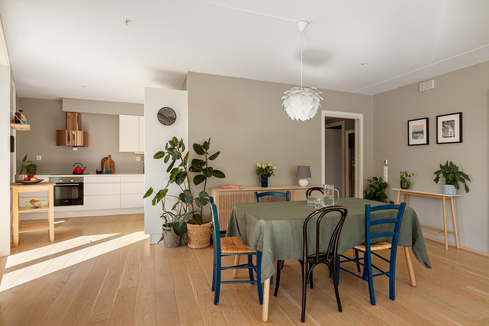 Leiligheten holdes god og lun på vinterstid med vannbåren gulvvarme i alle rom. Galleribilde