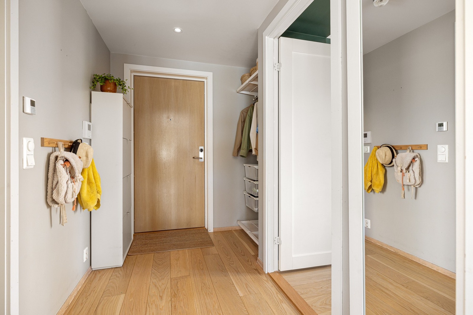Du ønskes velkommen inn i en lys og innbydende entré med downlights i himlingen. Galleribilde