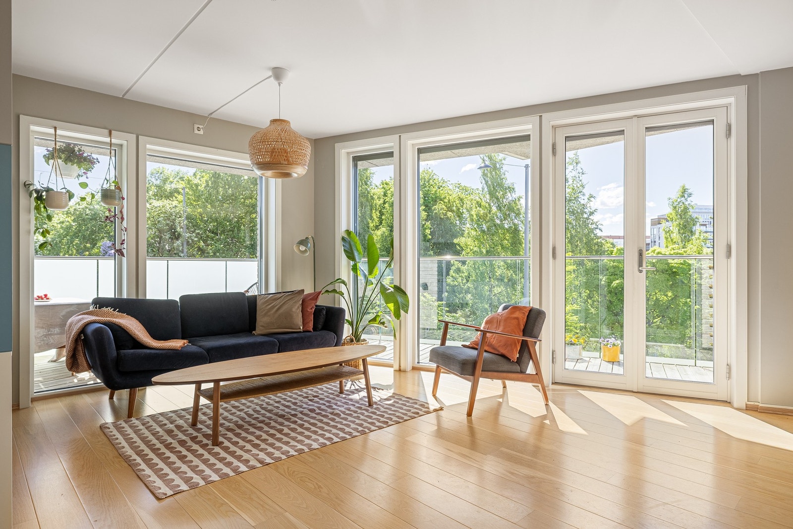 Stuen er det naturlige oppholdsrommet i leiligheten, og er et stort, lyst og fint rom. Her bor du med flott utsikt mot Akerselva med frodig vegetasjon! Galleribilde