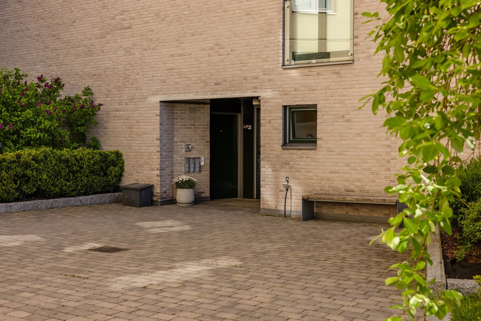 Inngangsparti med calling-anlegg. Galleribilde