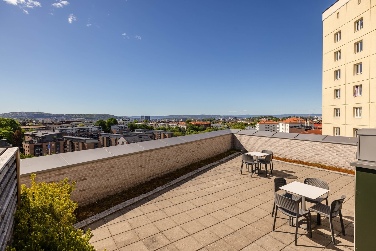 Som beboer har du tilgang til fellesvaskeri i 1. etasje, felles sykkelrom og felles takterrasse. Galleribilde