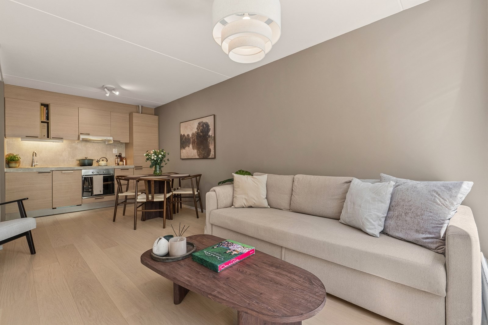 Her har du god plass til både spisebord og sofagruppe. Galleribilde