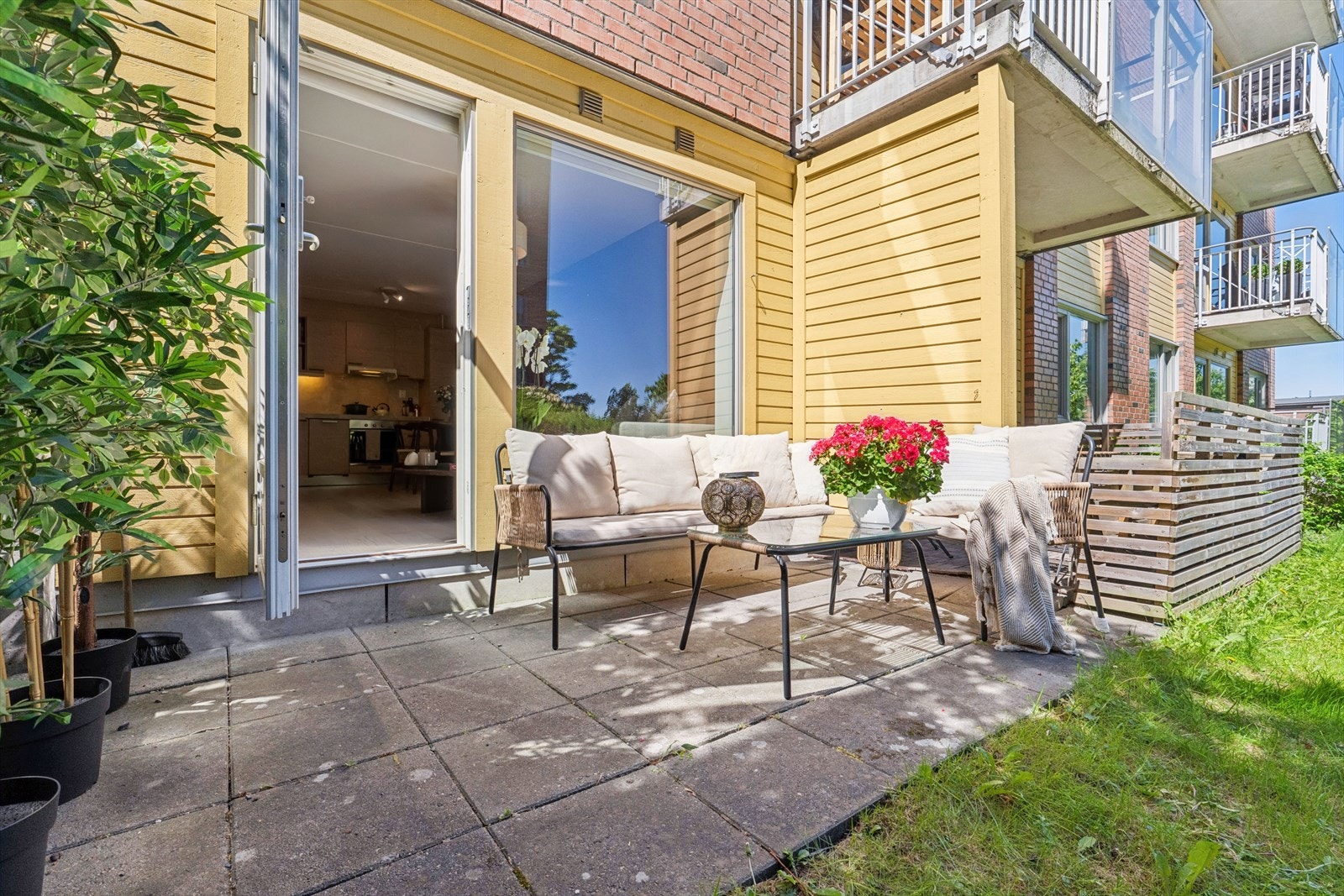 Markterrasse på ca. 7 m² med god plass til sittegruppe perfekt på varme sommerdager. Galleribilde