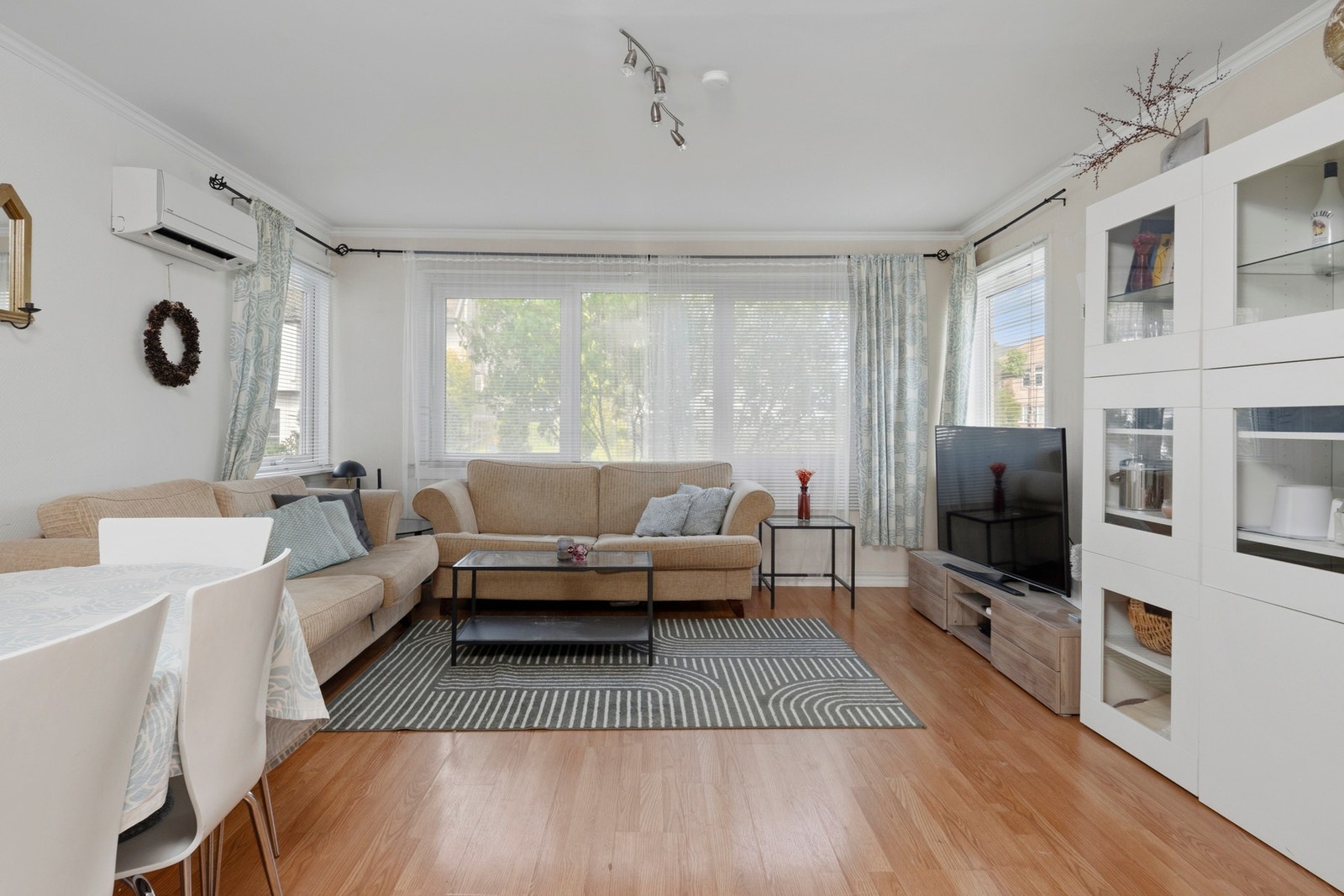 Boligen har et bruksareal på 83 m² fordelt på én etasje, i tillegg til en kjellerbod på 14 m². Galleribilde