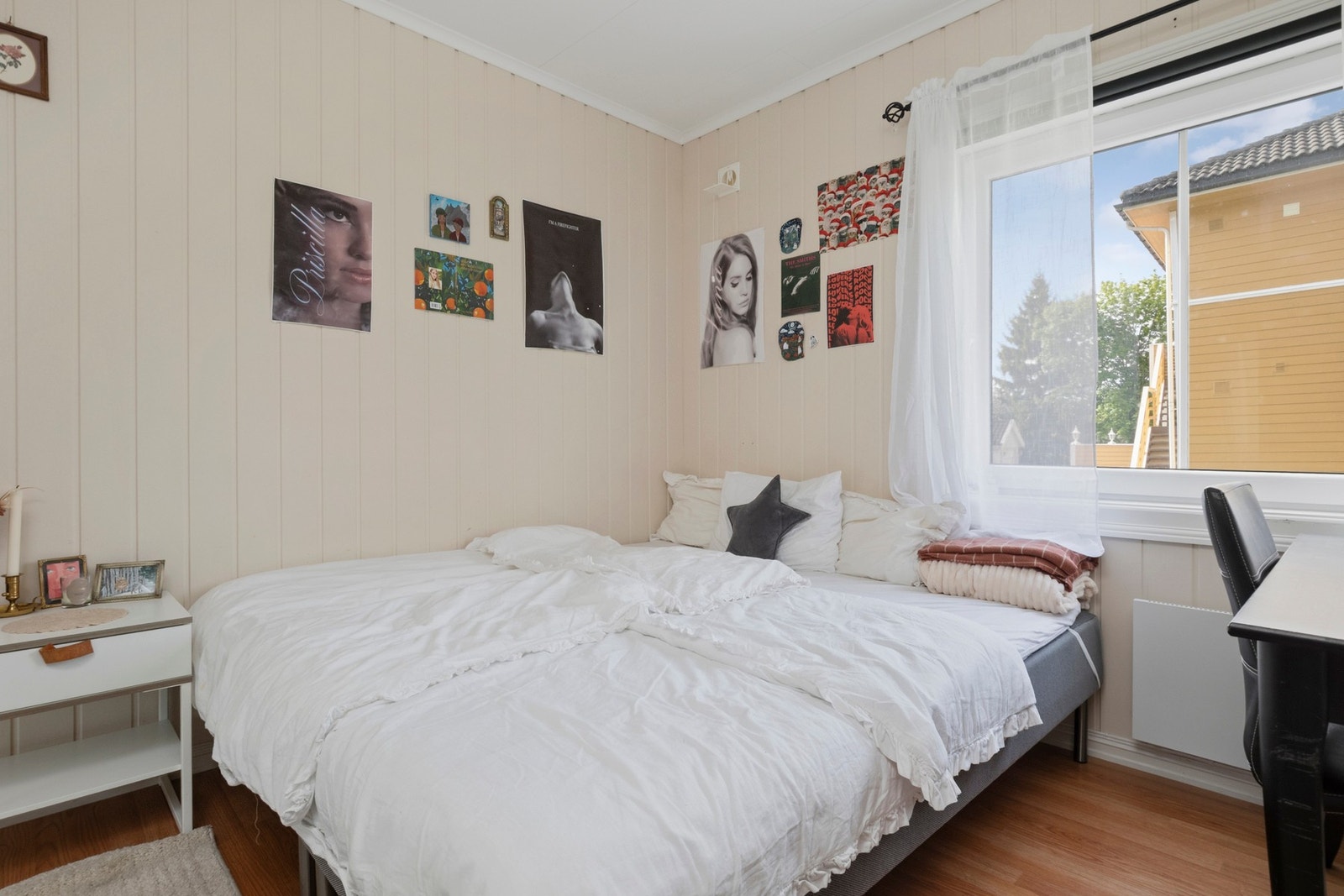 Boligens hovedsoverom har plass til en dobbeltseng med nattbord på begge sider og har rikelig med oppbevaring i skyvedørs garderobe langs vegg. Galleribilde