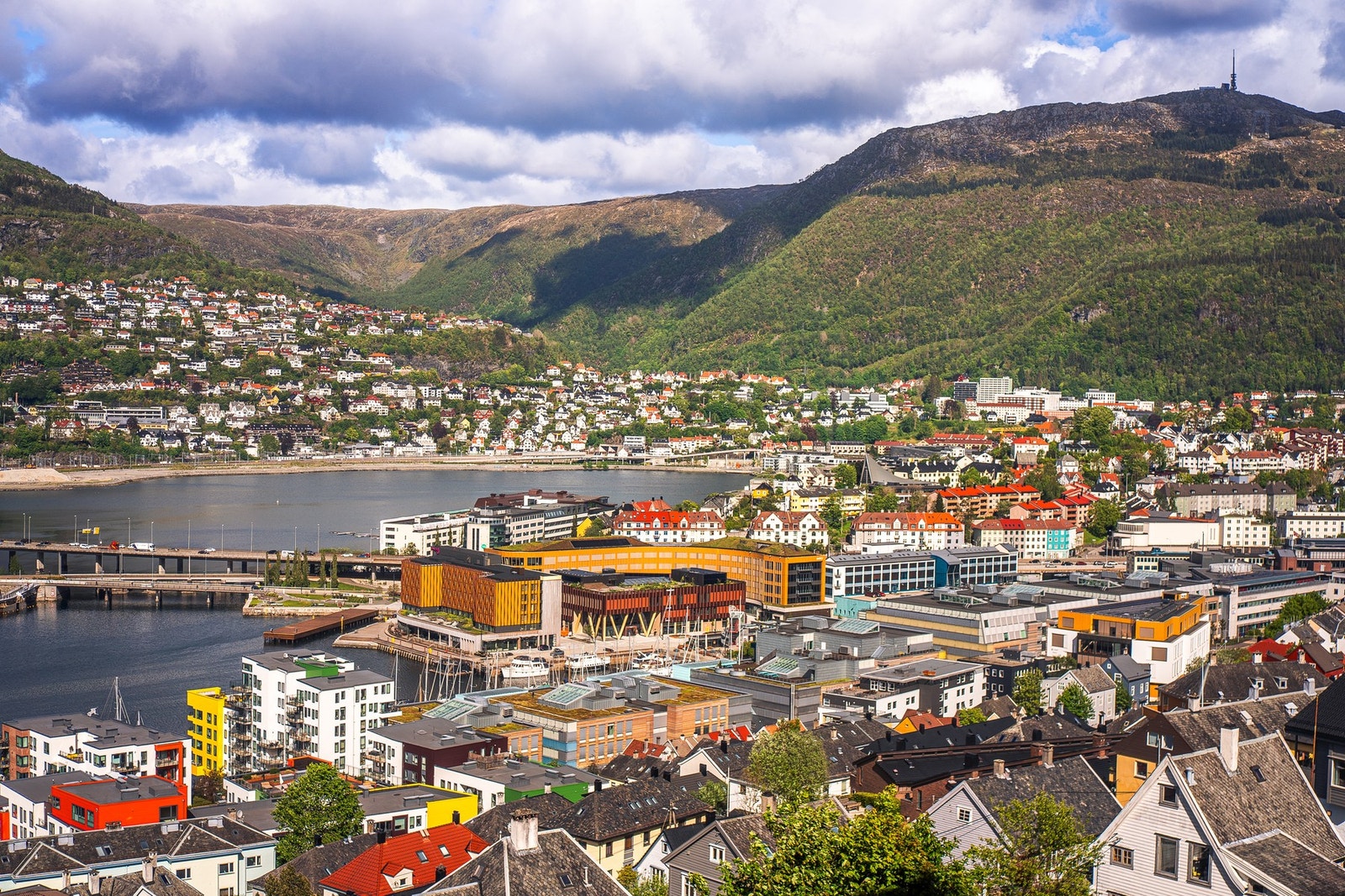 Attraktiv beliggenhet med kort vei til sentrum, og HVL, BI og UIB. Galleribilde
