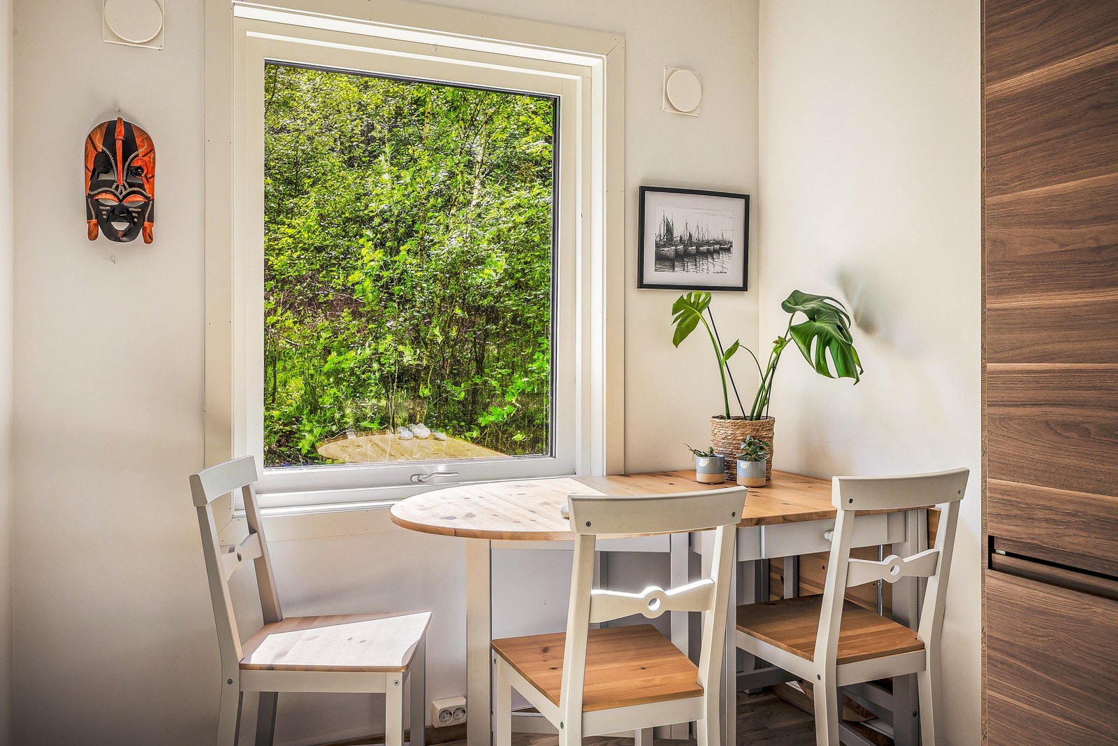 Her er det også plass til et mindre spisebord, perfekt for måltidene i farten. Galleribilde