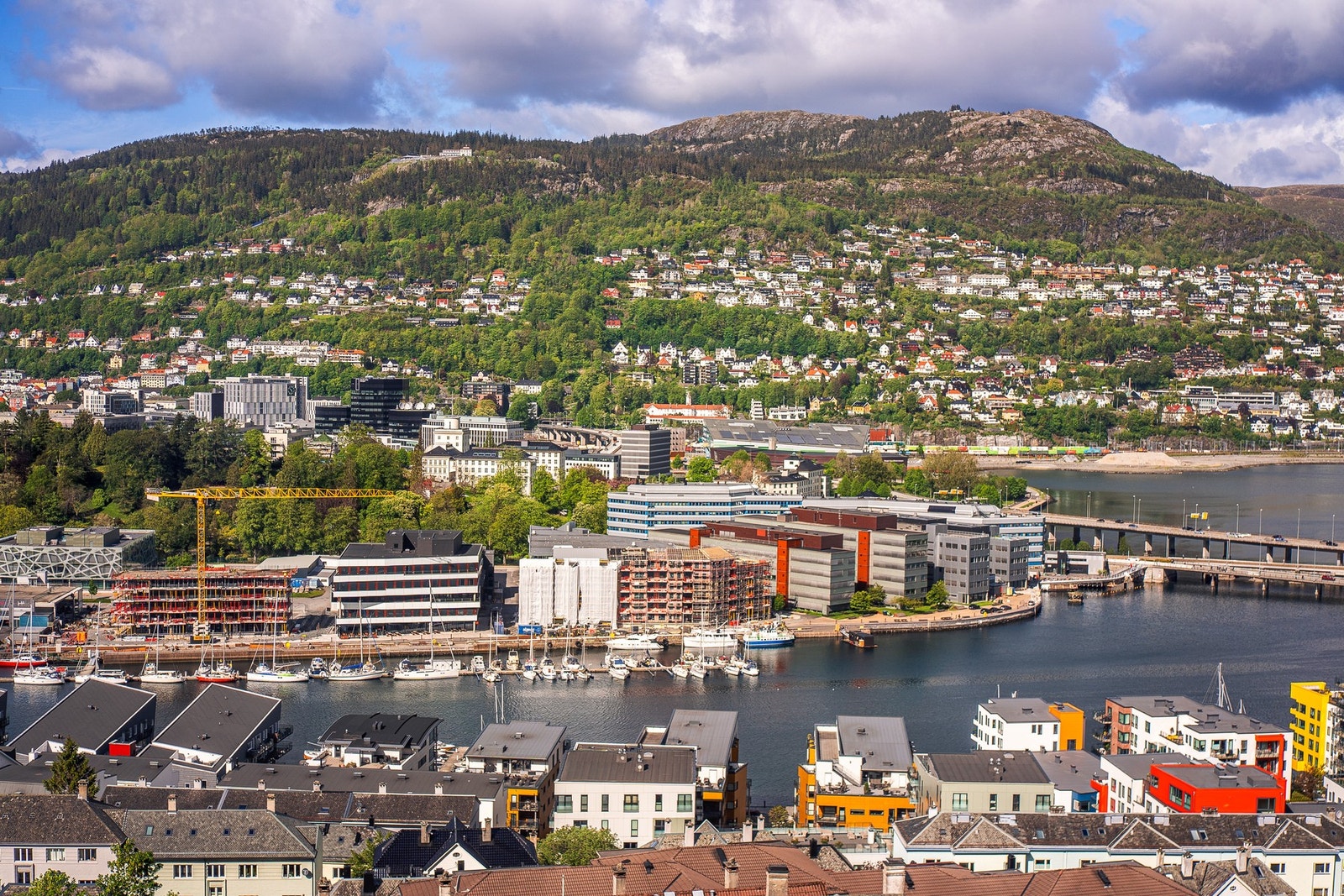 Leiligheten ligger høyt og fritt med nydelig utsikt. Galleribilde