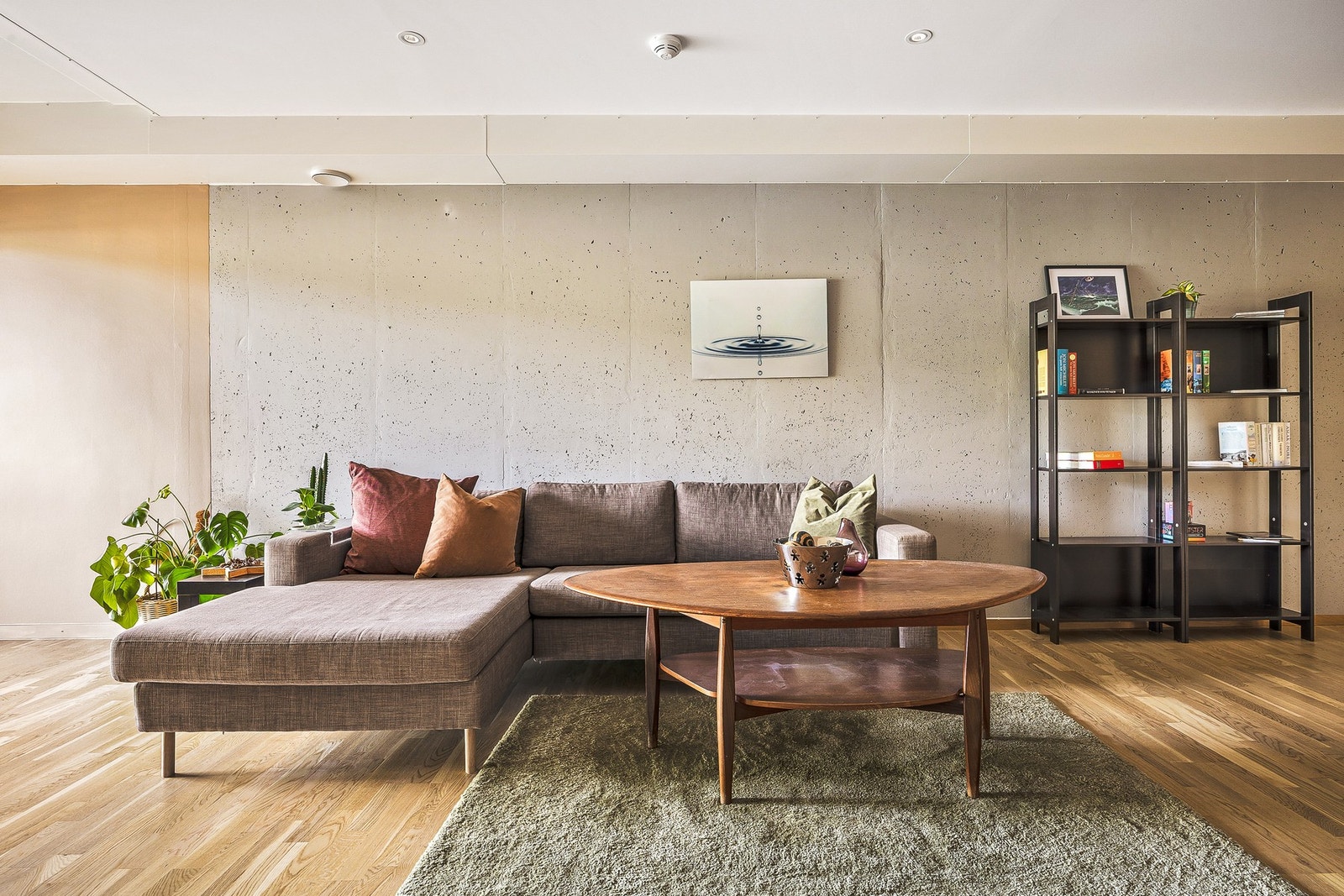 God plass til sofa, TV og stort spisebord. Galleribilde