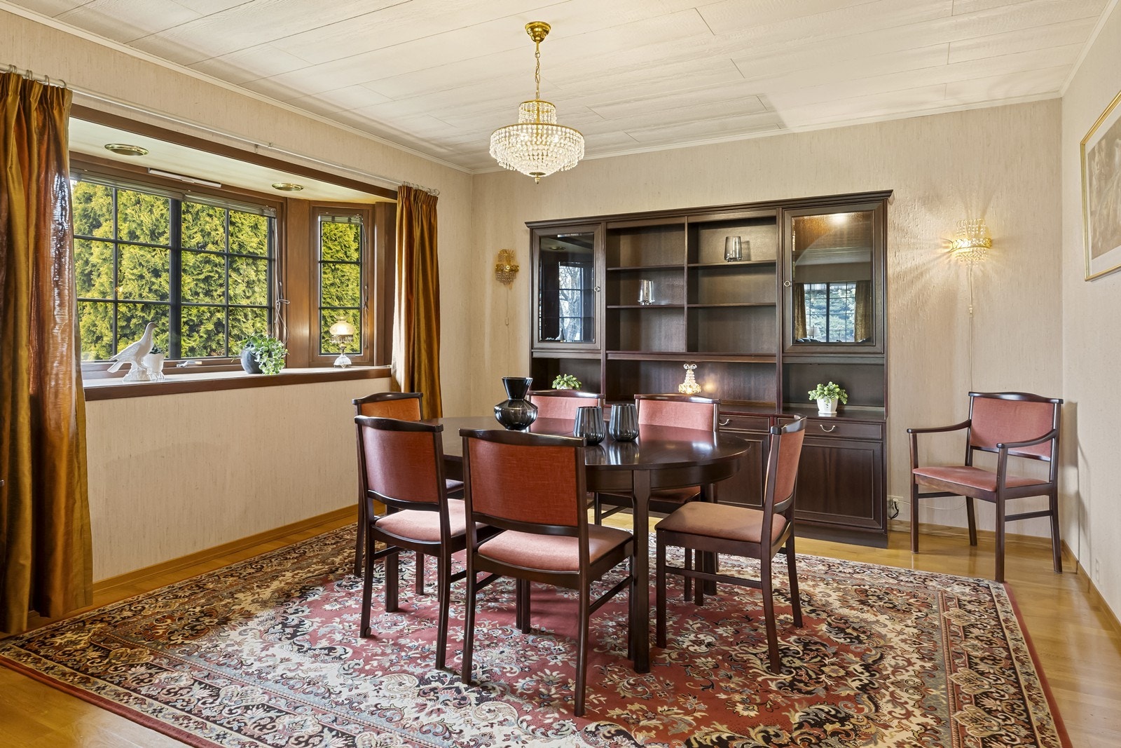 Spisestuen har god plass til langbord for større selskaper. Galleribilde
